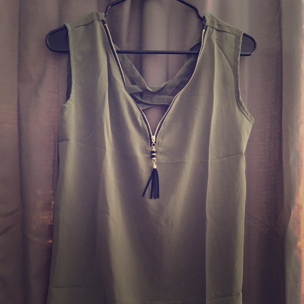 🥳NWT***Army green tank🥳